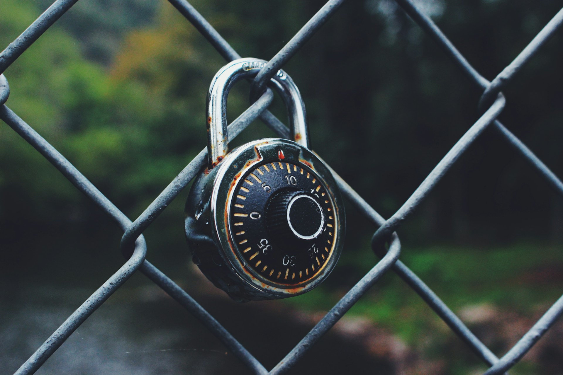 A picture of a combination padlock.
